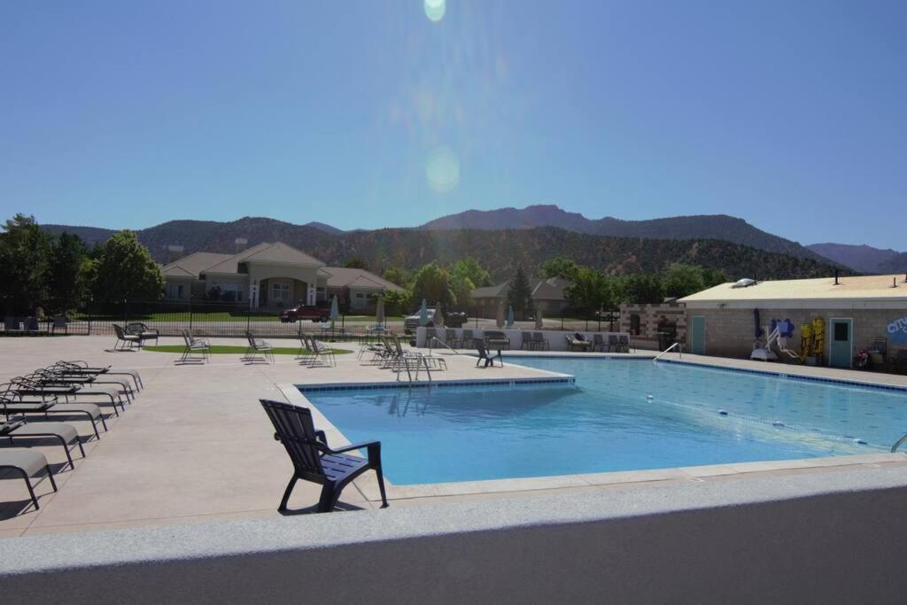 Tacit Shadow Resort Shangri-La King Suite, Gym, Coffee Bar, Hot-Tub, Free Laundry, Food Available Parowan Εξωτερικό φωτογραφία